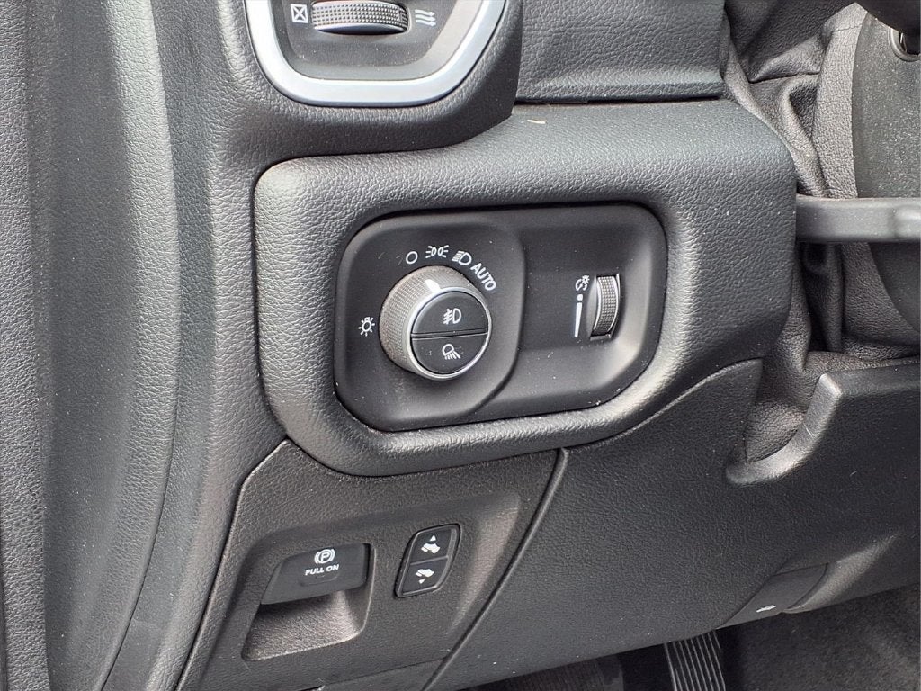 2020 RAM 1500 Big Horn Crew Cab 4x4 5'7" Box