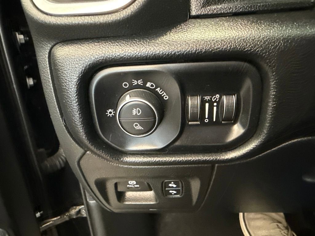 2021 RAM 1500 Laramie Crew Cab 4x4 5'7" Box