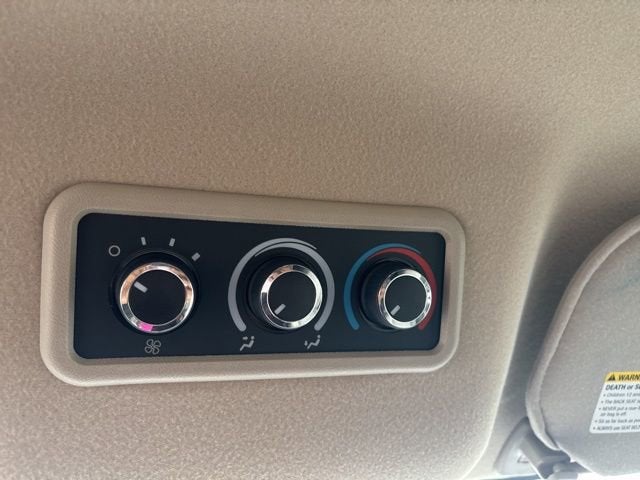 2024 Chevrolet Express Passenger 3500 1LT