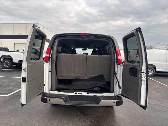 2024 Chevrolet Express Passenger 3500 1LT