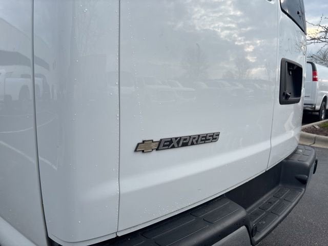 2024 Chevrolet Express Passenger 3500 1LT