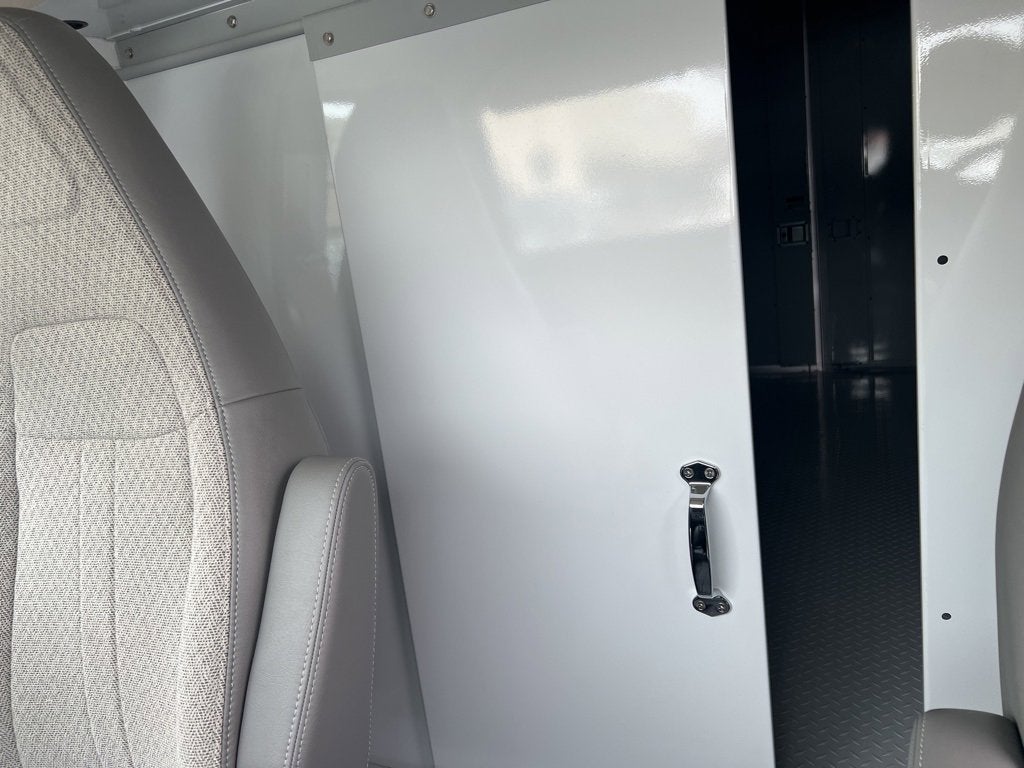 2025 GMC Savana Cutaway 3500 1WT