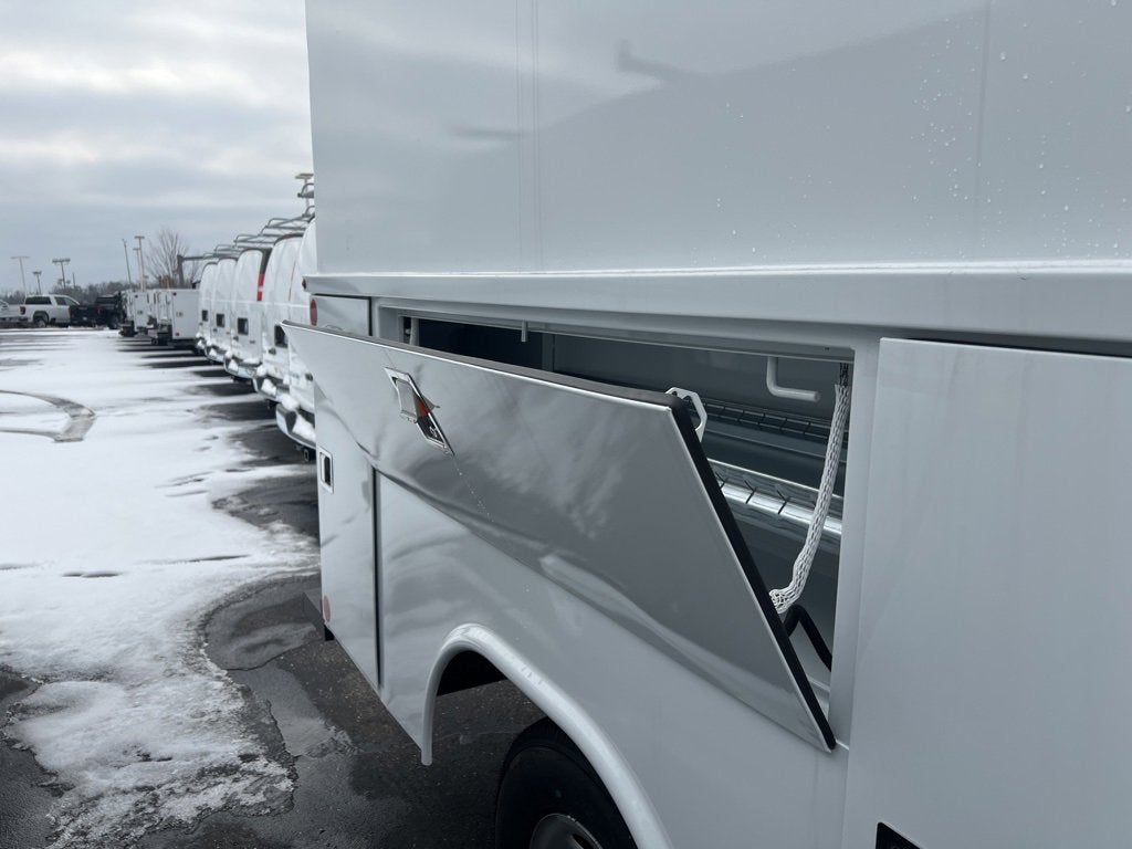 2025 GMC Savana Cutaway 3500 1WT