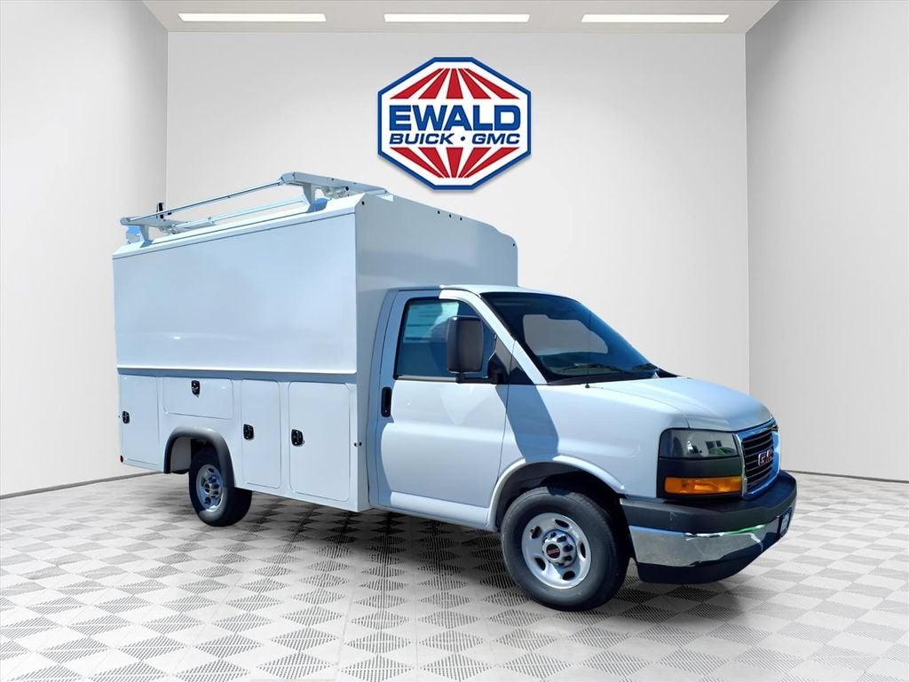 2026 GMC Savana Cutaway 3500 1WT