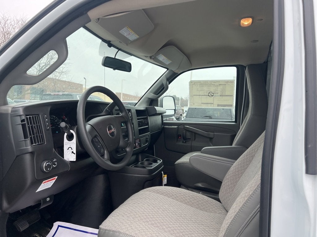 2025 GMC Savana Cutaway 3500 1WT